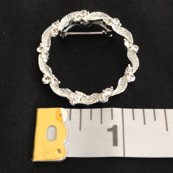 Pretty Vintage Silvertone GERRY'S Clear Rhinestone Round Wreath Brooch Pin - Picture 3 of 9
